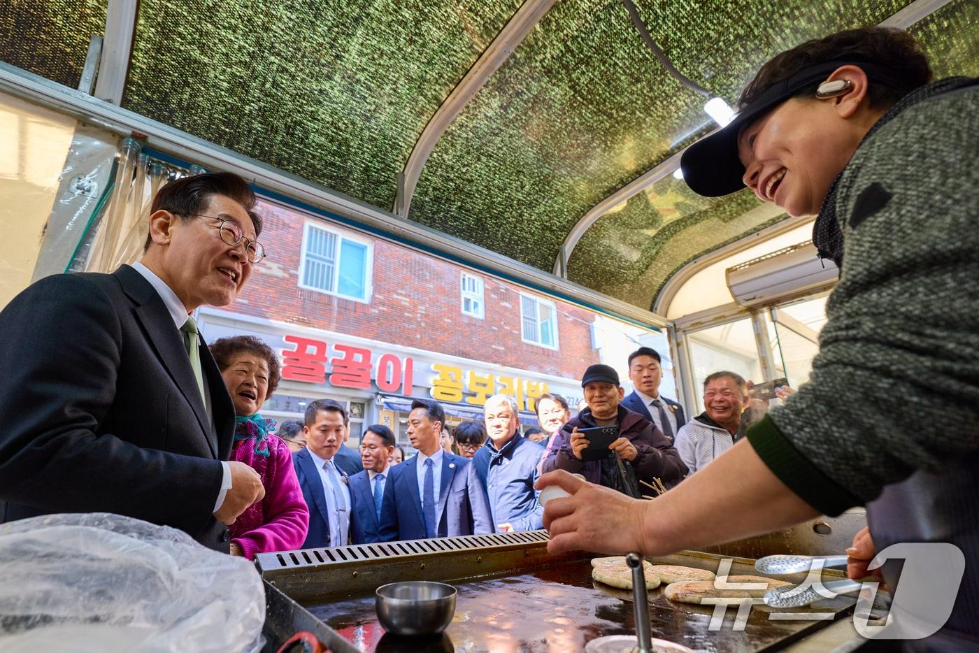 본문 이미지 - 이재명 대통령이 13일 충북 청주 사창시장을 방문해 상인들과 대화하고 있다. (청와대 제공. 재판매 및 DB 금지) 2026.3.13 ⓒ 뉴스1 허경 기자