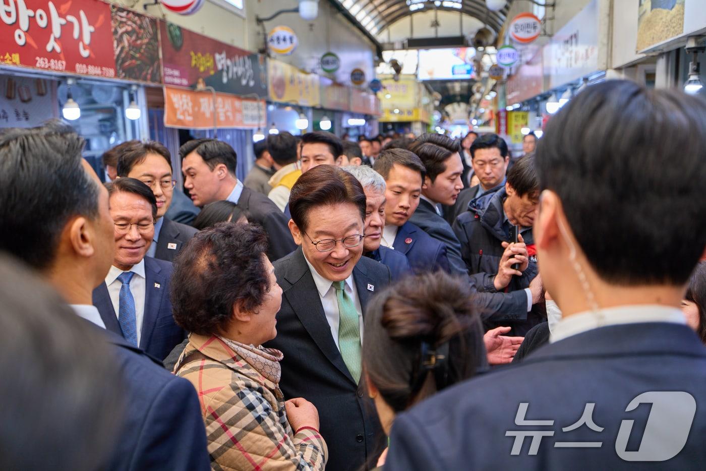 본문 이미지 - 이재명 대통령이 13일 충북 청주 사창시장을 방문해 상인들과 대화하고 있다. (청와대 제공. 재판매 및 DB 금지) 2026.3.13 ⓒ 뉴스1 허경 기자