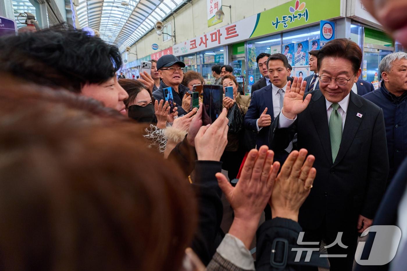 본문 이미지 - 이재명 대통령이 13일 충북 청주 사창시장을 방문해 상인들과 인사하고 있다. (청와대 제공. 재판매 및 DB 금지) 2026.3.13 ⓒ 뉴스1 허경 기자