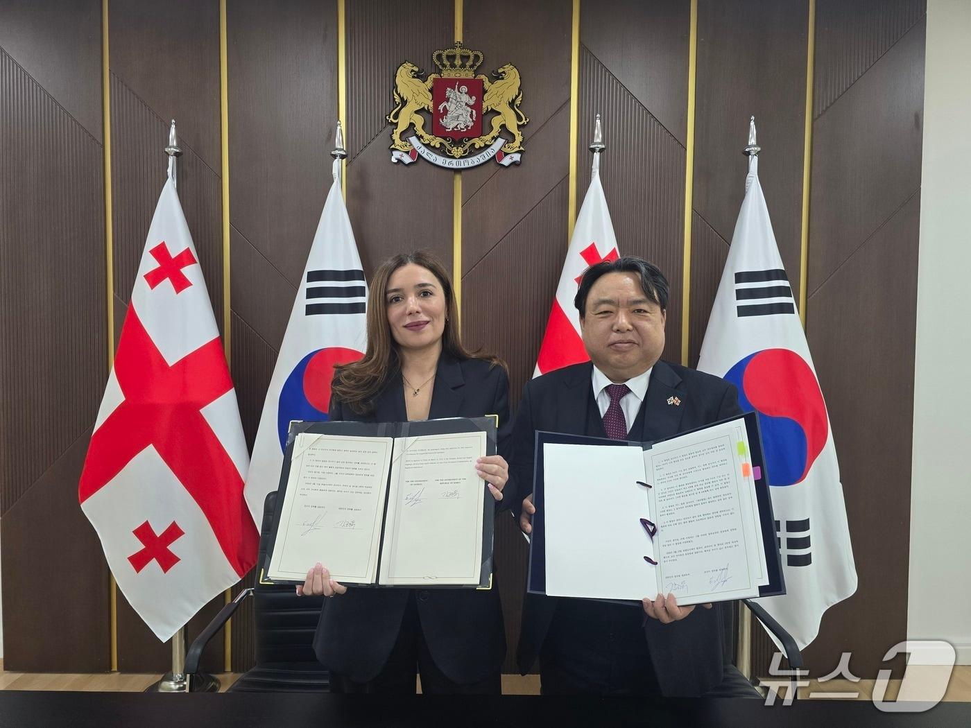 본문 이미지 -  김현두 주조지아대사가 13일 조지아 트빌리시에서 니노 탄딜라슈빌리 조지아 환경보호농업부 제1차관과 '대한민국 정부와 조지아 정부 간의 기후변화 협력을 위한 기본협정'에 서명했다. 2026.03.13. (외교부 제공)