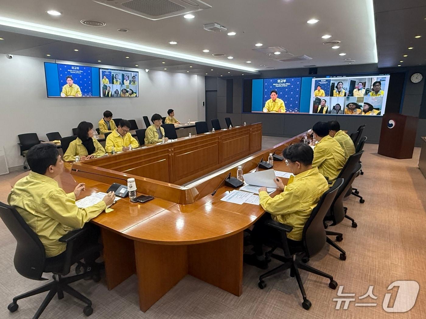 본문 이미지 -  임상우 재외국민보호·영사 담당 정부대표가 13일 외교부에서 중동 상황과 재외국민보호 대책 점검을 위한 본부-공관 합동 상황점검회의를 주재하고 있다. 2026.03.13. (외교부 제공)