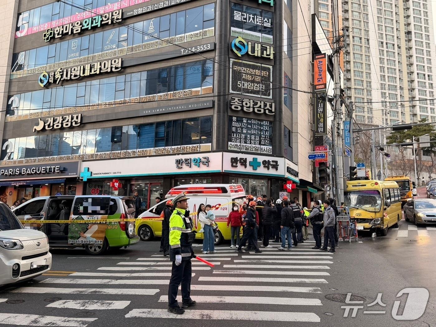 본문 이미지 - 13일 부산 북구 만덕1로10번길 2 만덕약국 앞 도로에서 발생한 3중 추돌 사고 현장에서 경찰과 소방대원들이 사고 수습 작업을 벌이고 있다.(부산소방본부 제공. 재판매 및 DB금지)