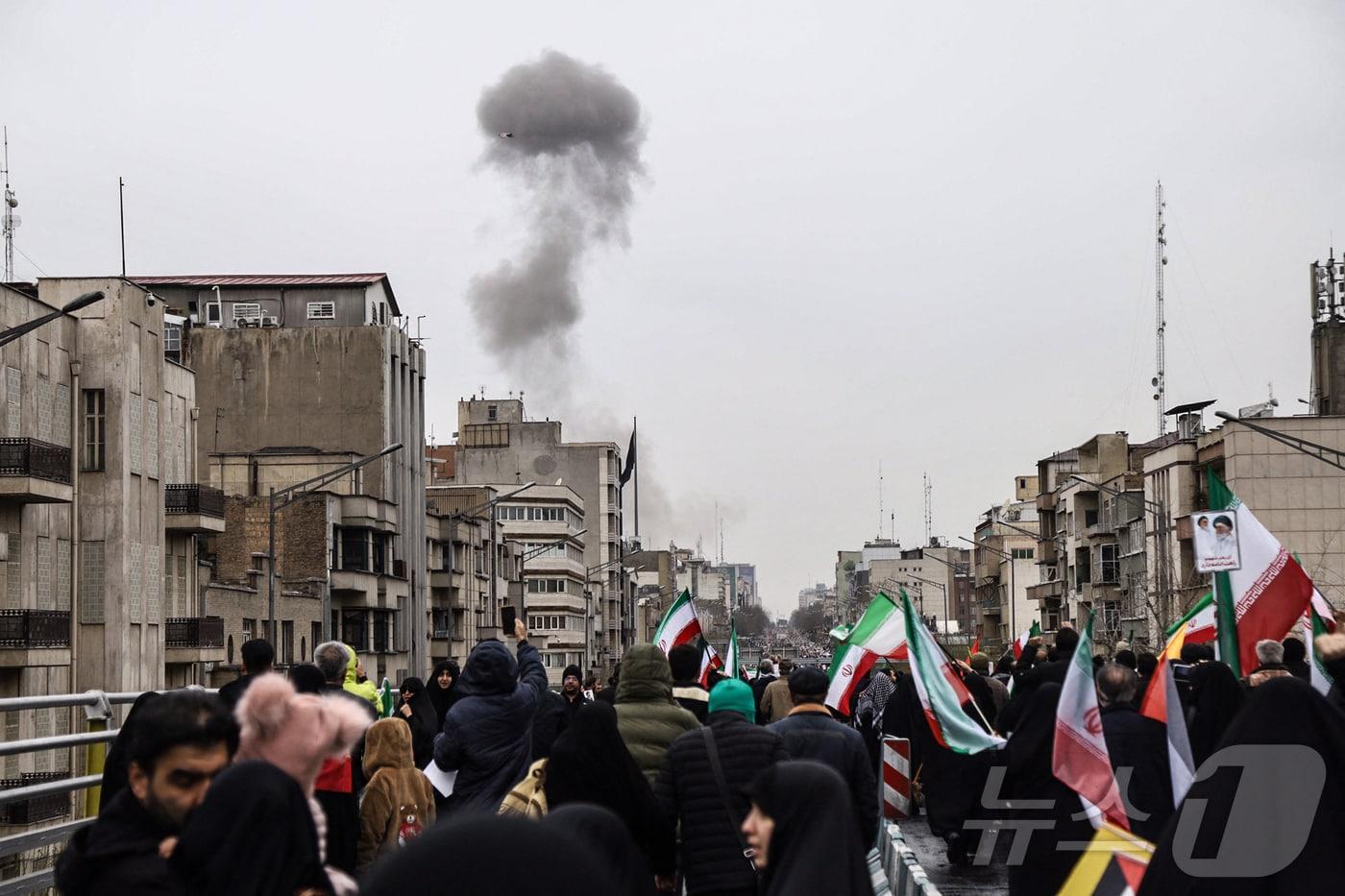 본문 이미지 - 이란 테헤란의 쿠드스의 날 집회 현장 인근에서 공습으로 인한 검은 연기가 치솟고 있다. 2025.03.13 ⓒ AFP=뉴스1