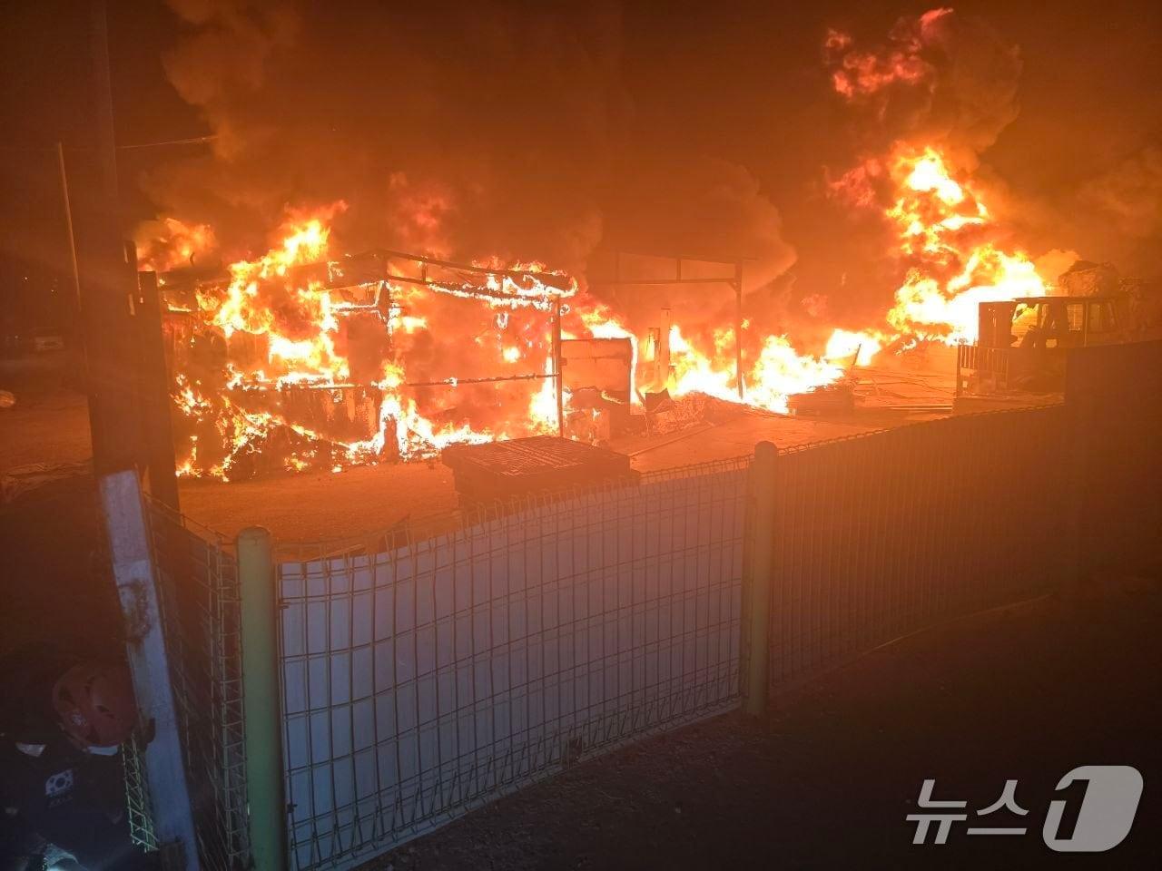 본문 이미지 - 시흥시 자원순환시설 화재 현장.(경기도 소방재난본부 제공. 재판매 및 DB금지)