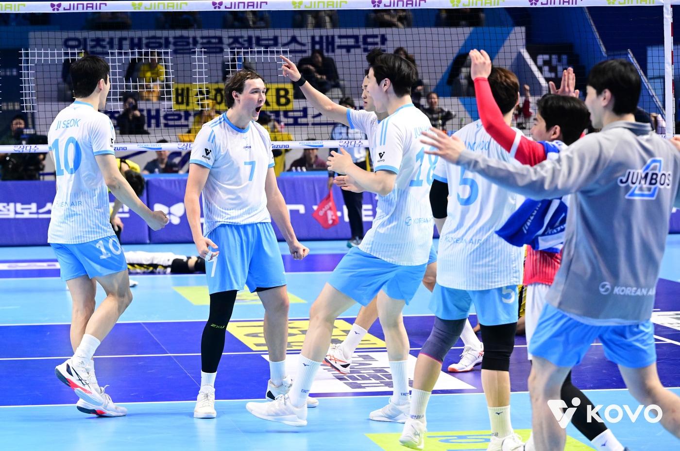 본문 이미지 - 남자 프로배구 정규리그 1위를 확정 지은 대한항공. (KOVO 제공)