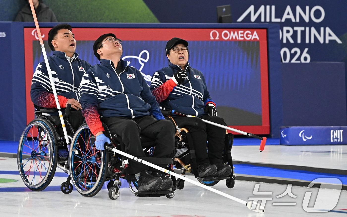 본문 이미지 - 휠체어컬링 차진호, 이현출, 방민자(왼쪽부터)가 13일(현지시간) 이탈리아 코르티나담페초 컬링 올림픽 스타디움에서 열린 2026 밀라노 코르티나 패럴림픽 휠체어컬링 혼성 4인조 캐나다와의 준결승전에서 패하며 아쉬워하고 있다. 2026.3.13 ⓒ 뉴스1 사진공동취재단