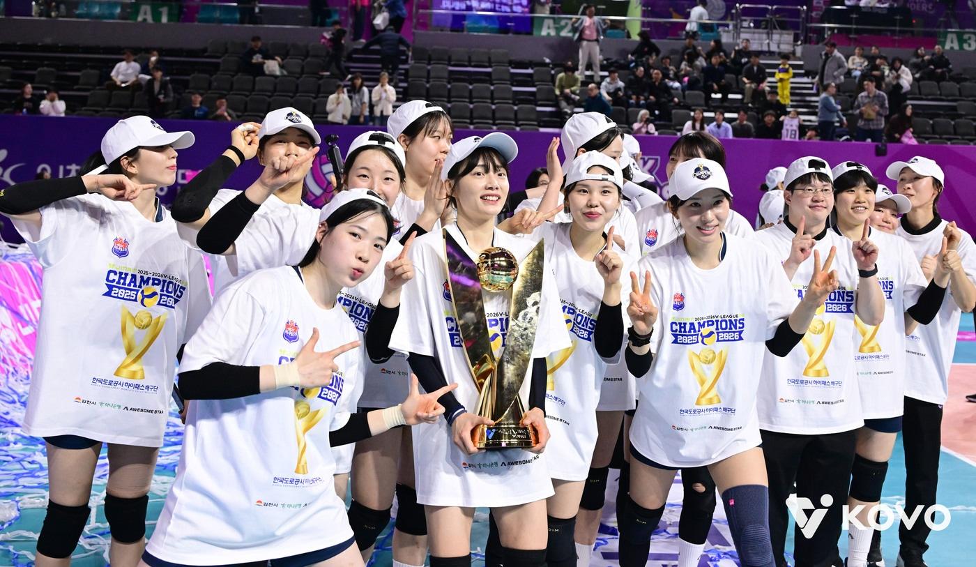 본문 이미지 - 13일 인천 삼산월드체육관에서 열린 2025-2026 프로배구 V리그 여자부 흥국생명과의 경기에서 승리하며 정규리그 1위를 차지한 한국도로공사 선수들이 기념촬영을 하고 있다. (KOVO 제공. 재판매 및 DB 금지) 2026.3.13 ⓒ 뉴스1