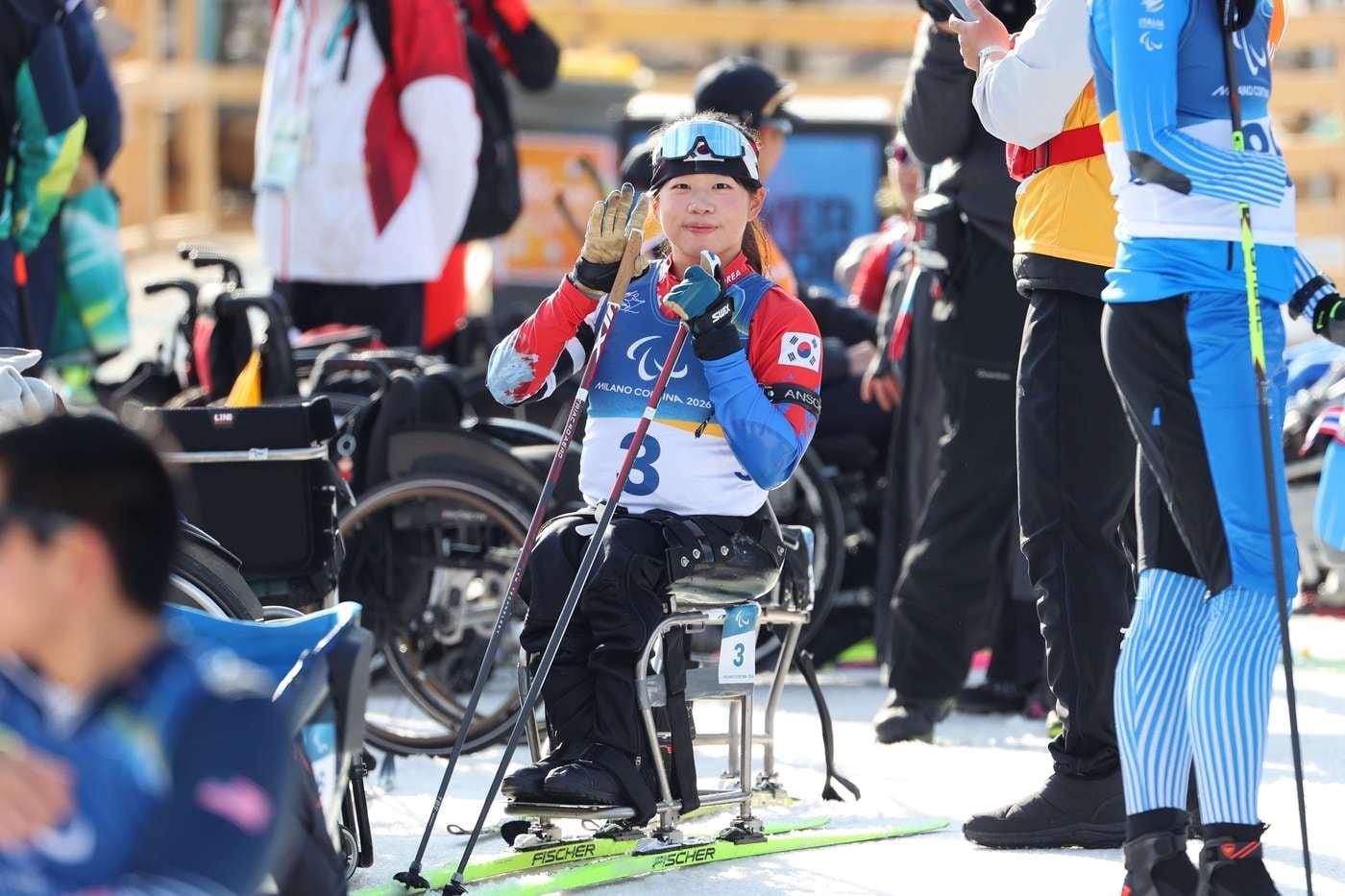 본문 이미지 - 김윤지가 13일(현지시간) 이탈리아 테세로의 크로스컨트리 스타디움에서 열린 2026 밀라노·코르티나담페초 동계 패럴림픽 바이애슬론 추적 여자 좌식 결선에서 은메달을 따냈다. (대한장애인체육회 제공)