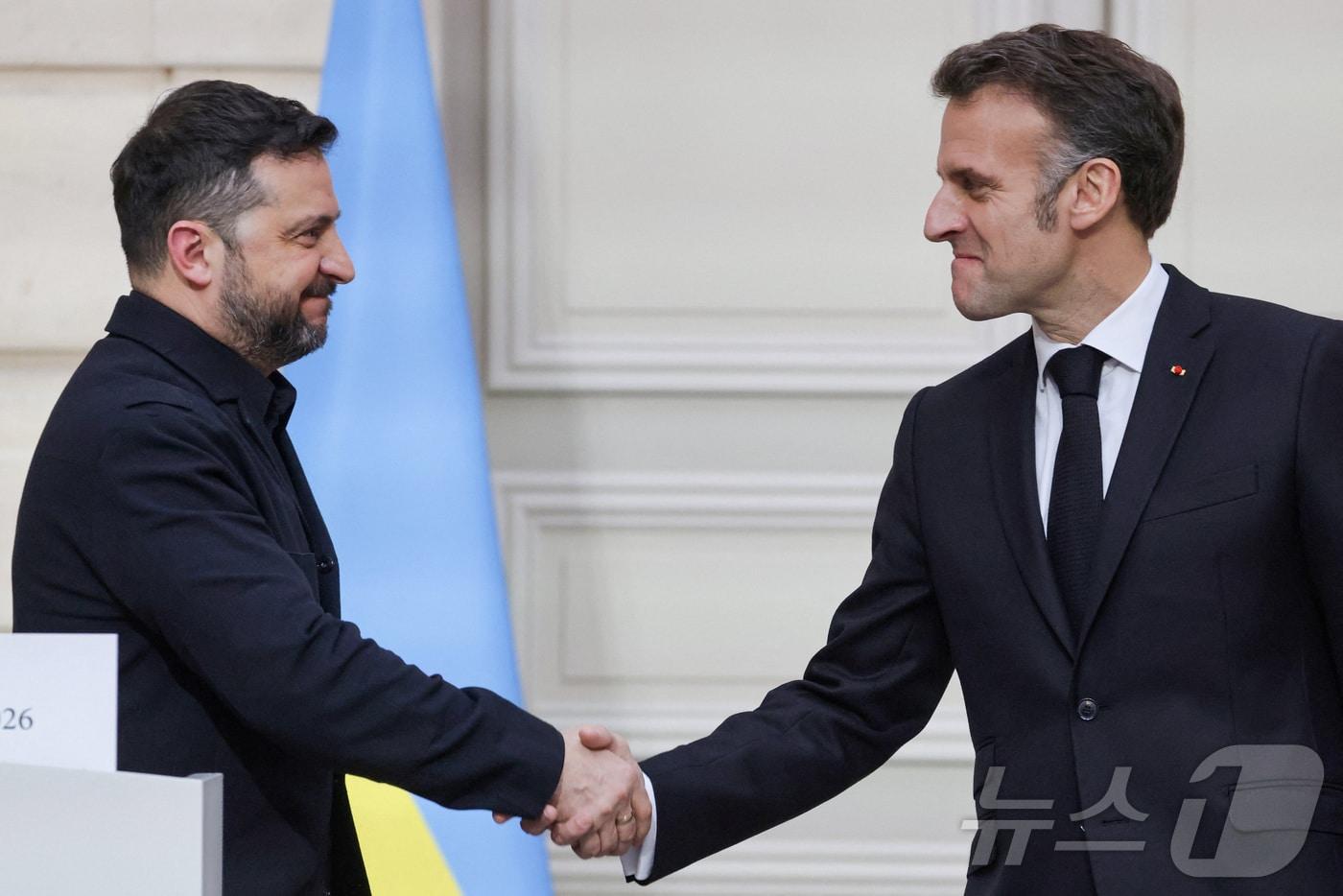 본문 이미지 - 볼로디미르 젤렌스키 우크라이나 대통령이 13일(현지시간) 프랑스 파리에서 에마뉘엘 마크롱 프랑스 대통령과 공동 기자회견을 한 뒤 악수하고 있다. 2026.3.13. ⓒ 뉴스1 ⓒ 로이터=뉴스1