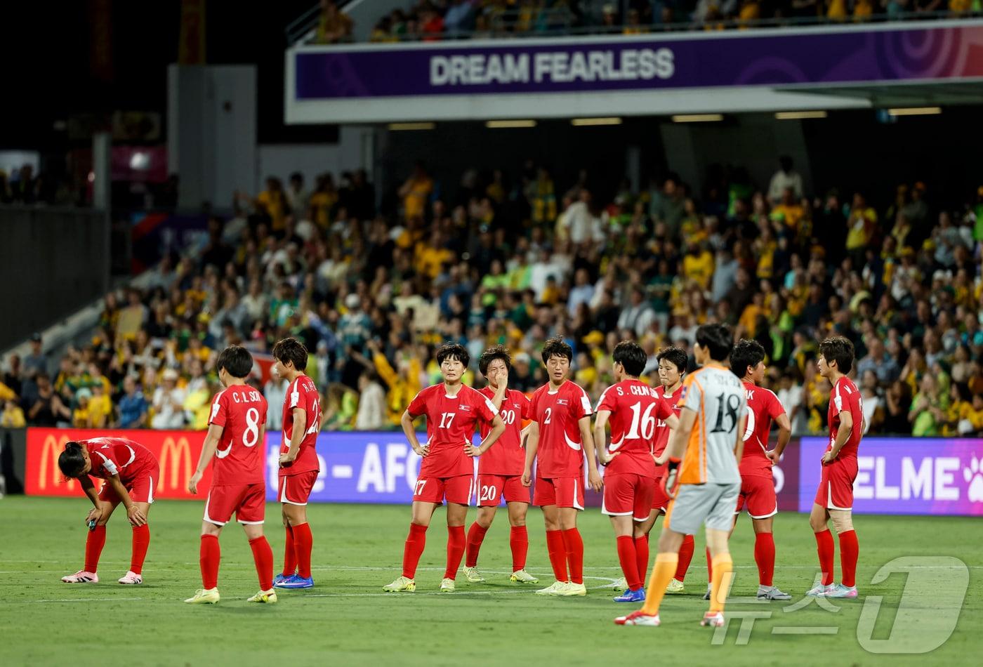 본문 이미지 - 북한 여자 축구대표팀이 13일(한국시간) 호주 퍼스의 퍼스 렉탱귤러 스타디움에서 열린 호주와 2026 AFC 여자 아시안컵 8강전에서 패배 후 아쉬워하고 있다. ⓒ 신화=뉴스1