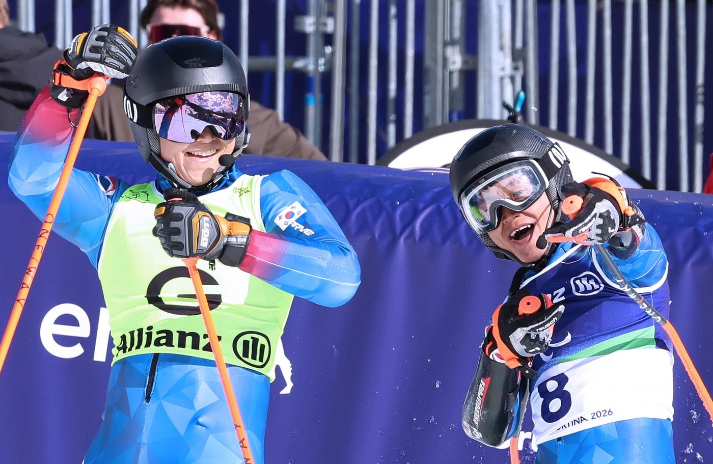 본문 이미지 - 2026 밀라노·코르티나담페초 동계패럴림픽 알파인 스키 남자 대회전 시각장애 부문에 출전한 황민규(오른쪽)와 김준형 가이드. (대한장애인체육회 제공)