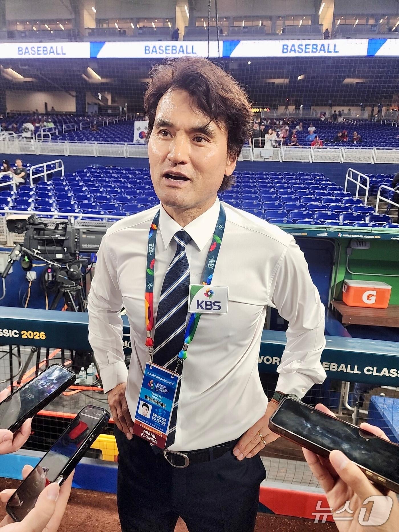 본문 이미지 - 박찬호 KBS 해설위원이 14일(한국시간) 한국과 도미니카공화국의 WBC 8강전이 열리는 론디포 파크에서 취재진과 인터뷰하고 있다.