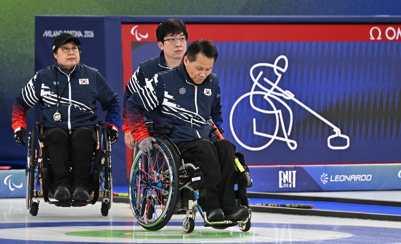 본문 이미지 - 한국 휠체어컬링 혼성 대표팀이 14일(한국시간) 열린 2026 밀라노·코르티나담페초 동계패럴림픽 동메달 결정전에서 스웨덴에 4-7로 졌다. (공동취재단 제공)