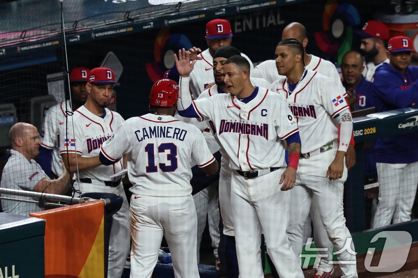 본문 이미지 - 13일 오후(현지시간) 미국 플로리다주 마이애미 론디포파크에서 열린 2026 월드베이스볼클래식(WBC) 8강전 대한민국과 도미니카공화국의 경기. 2회말 1사 1루 도미니카 공화국 후니오르 카미네로의 적시타 때 득점에 성공한 블라디미르 게레로 주니어가 더그아웃에서 동료들과 기쁨을 나누고 있다. 2026.3.14 ⓒ 뉴스1 구윤성 기자
