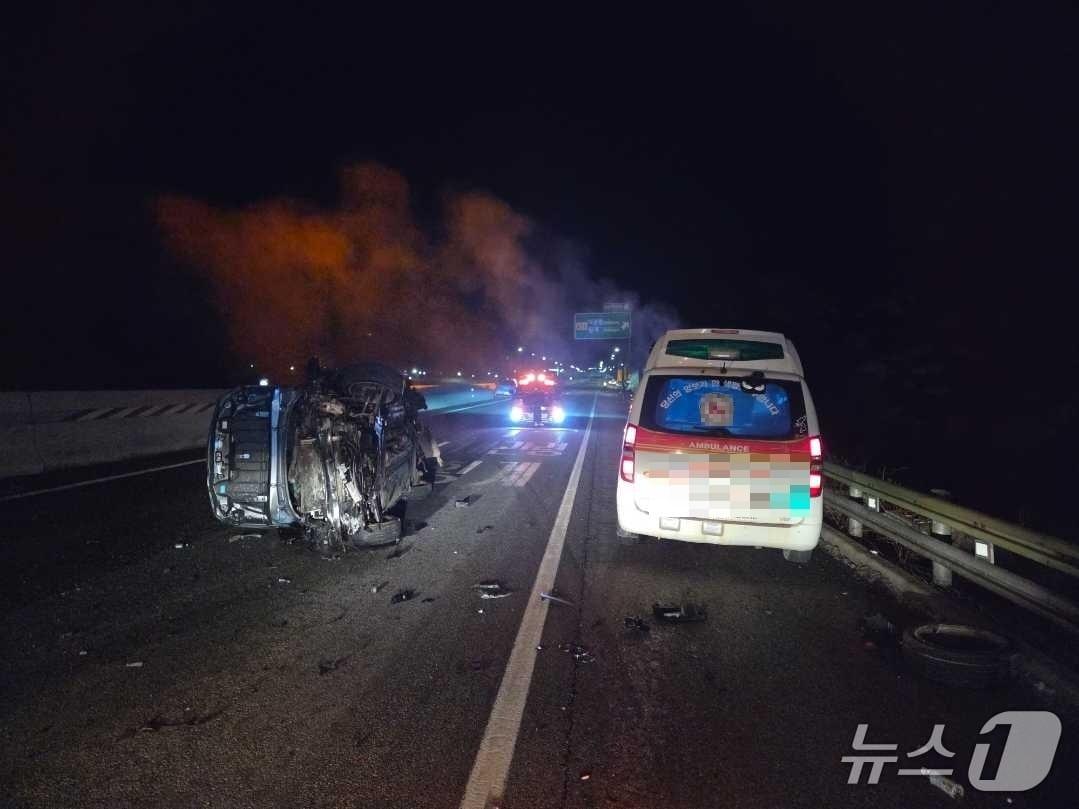 본문 이미지 - 강원 평창 대관령면 영동고속도로 대관령IC 인근 교통사고 현장.(강원도소방본부 제공, 재판매 및 DB금지)
