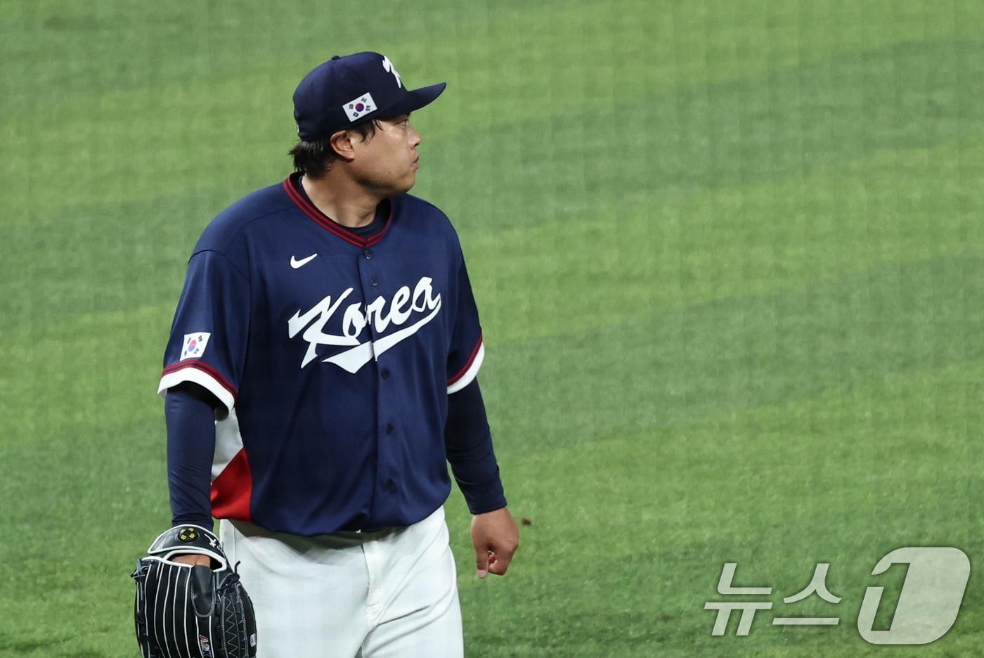 본문 이미지 - 13일 오후(현지시간) 미국 플로리다주 마이애미 론디포파크에서 열린 2026 월드베이스볼클래식(WBC) 8강전 대한민국과 도미니카공화국의 경기에서 노경은과 교체 후 마운드에서 내려오고 있다. 2026.3.14 ⓒ 뉴스1 구윤성 기자