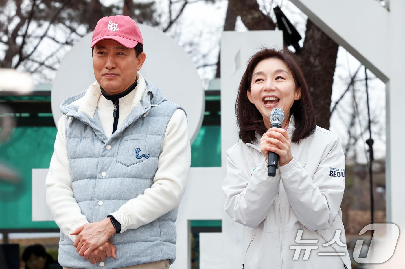 본문 이미지 - 최호정 서울시의회 의장이 14일 오전 서울 영등포구 여의도공원 일대에서 열린 '쉬엄쉬엄 모닝'에서 인사말을 하고 있다. '쉬엄쉬엄 모닝'은 도심 도로 공간을 시민에게 개방하는 서울형 생활체육 프로그램으로 이날 처음으로 개최됐다. 2026.3.14 ⓒ 뉴스1 최지환 기자