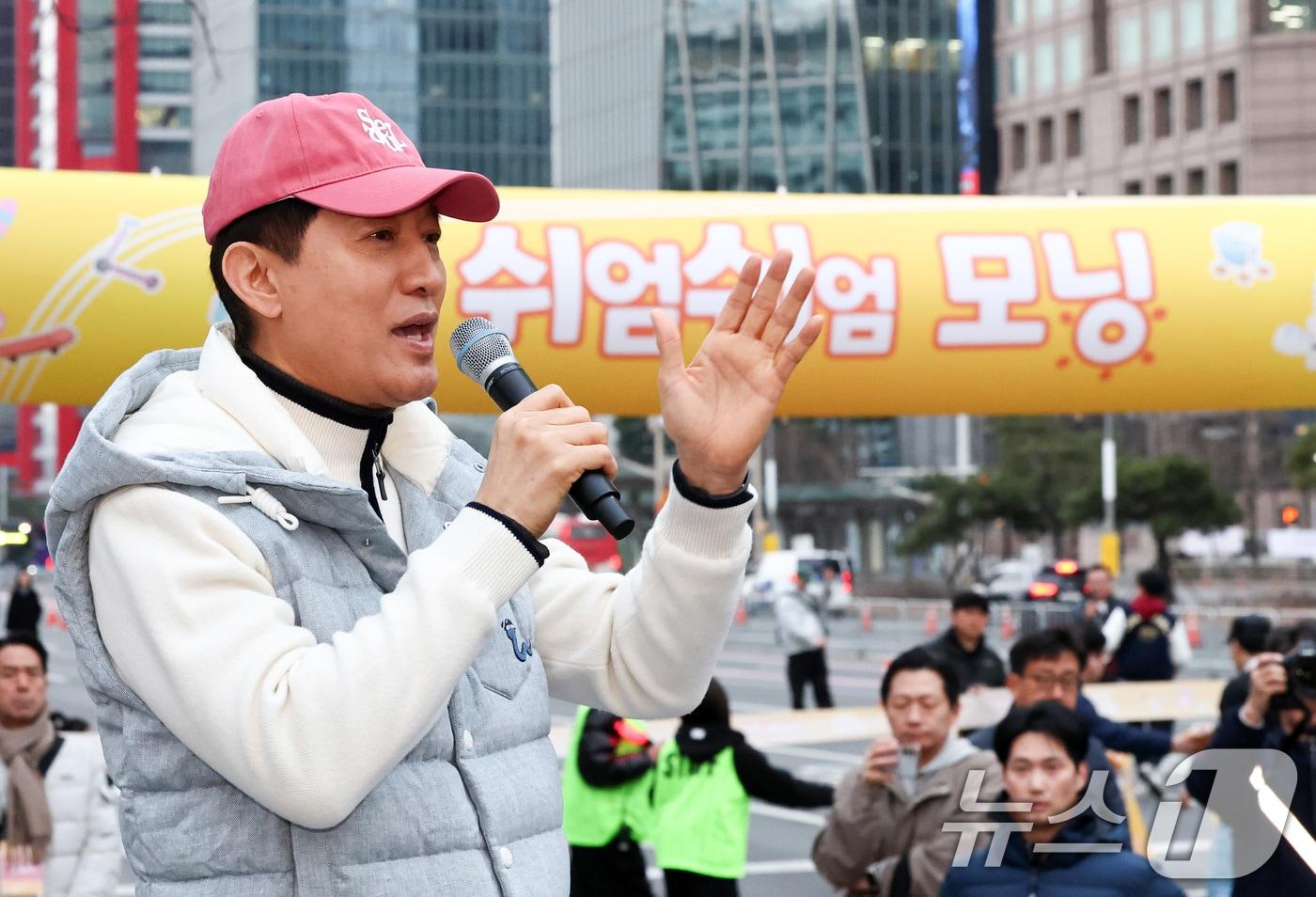 본문 이미지 - 오세훈 서울시장이 14일 오전 서울 영등포구 여의도공원 일대에서 열린 '쉬엄쉬엄 모닝'에서 인사말을 하고 있다. '쉬엄쉬엄 모닝'은 도심 도로 공간을 시민에게 개방하는 서울형 생활체육 프로그램으로 이날 처음으로 개최됐다. 2026.3.14 ⓒ 뉴스1 최지환 기자