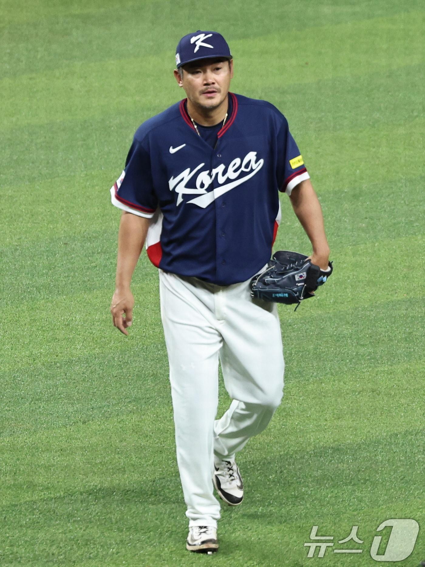 본문 이미지 - 13일 오후(현지시간) 미국 플로리다주 마이애미 론디포파크에서 열린 2026 월드베이스볼클래식(WBC) 8강전 대한민국과 도미니카공화국의 경기 3회말 1실점 무사 주자 3루 상황에 노경은이 강판되고 있다. 2026.3.14 ⓒ 뉴스1 구윤성 기자