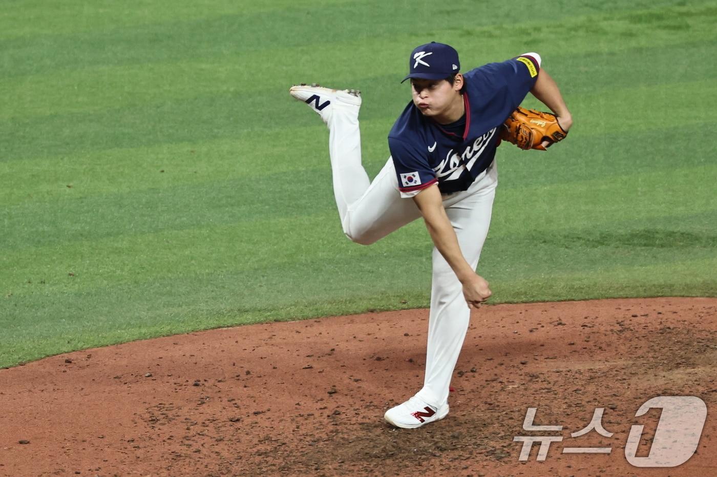 본문 이미지 - 13일 오후(현지시간) 미국 플로리다주 마이애미 론디포파크에서 열린 2026 월드베이스볼클래식(WBC) 8강전 대한민국과 도미니카공화국의 경기 5회말 마운드에 오른 조병현이 역투하고 있다. ⓒ 뉴스1 구윤성 기자