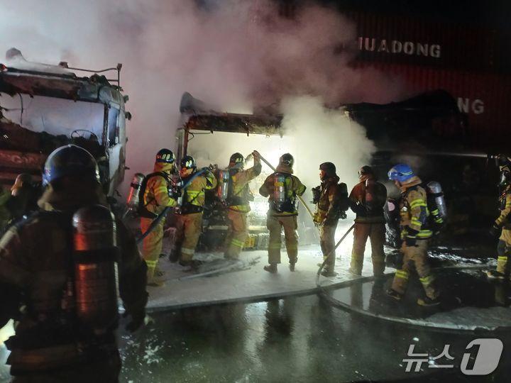 본문 이미지 - 인천 송도 트레일러 화재 현장. (인천소방본부 제공.재판매 및 DB금지)