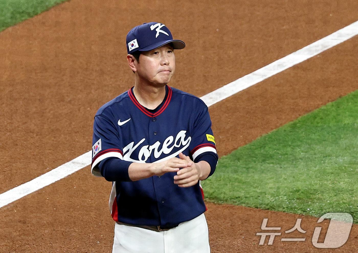 본문 이미지 - 13일 오후(현지시간) 미국 플로리다주 마이애미 론디포파크에서 열린 2026 월드베이스볼클래식(WBC) 8강전 대한민국과 도미니카공화국의 경기. 경기 시작에 앞서 류지현 감독이 그라운드에 도열해 더그아웃을 바라보고 있다. 2026.3.14 ⓒ 뉴스1 구윤성 기자