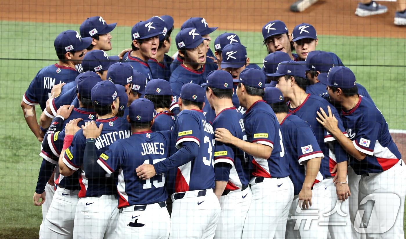 본문 이미지 - 13일 오후(현지시간) 미국 플로리다주 마이애미 론디포파크에서 열린 2026 월드베이스볼클래식(WBC) 8강전 대한민국과 도미니카공화국의 경기에 앞서 대한민국 선수들이 결의를 다지고 있다. 2026.3.14 ⓒ 뉴스1 구윤성 기자