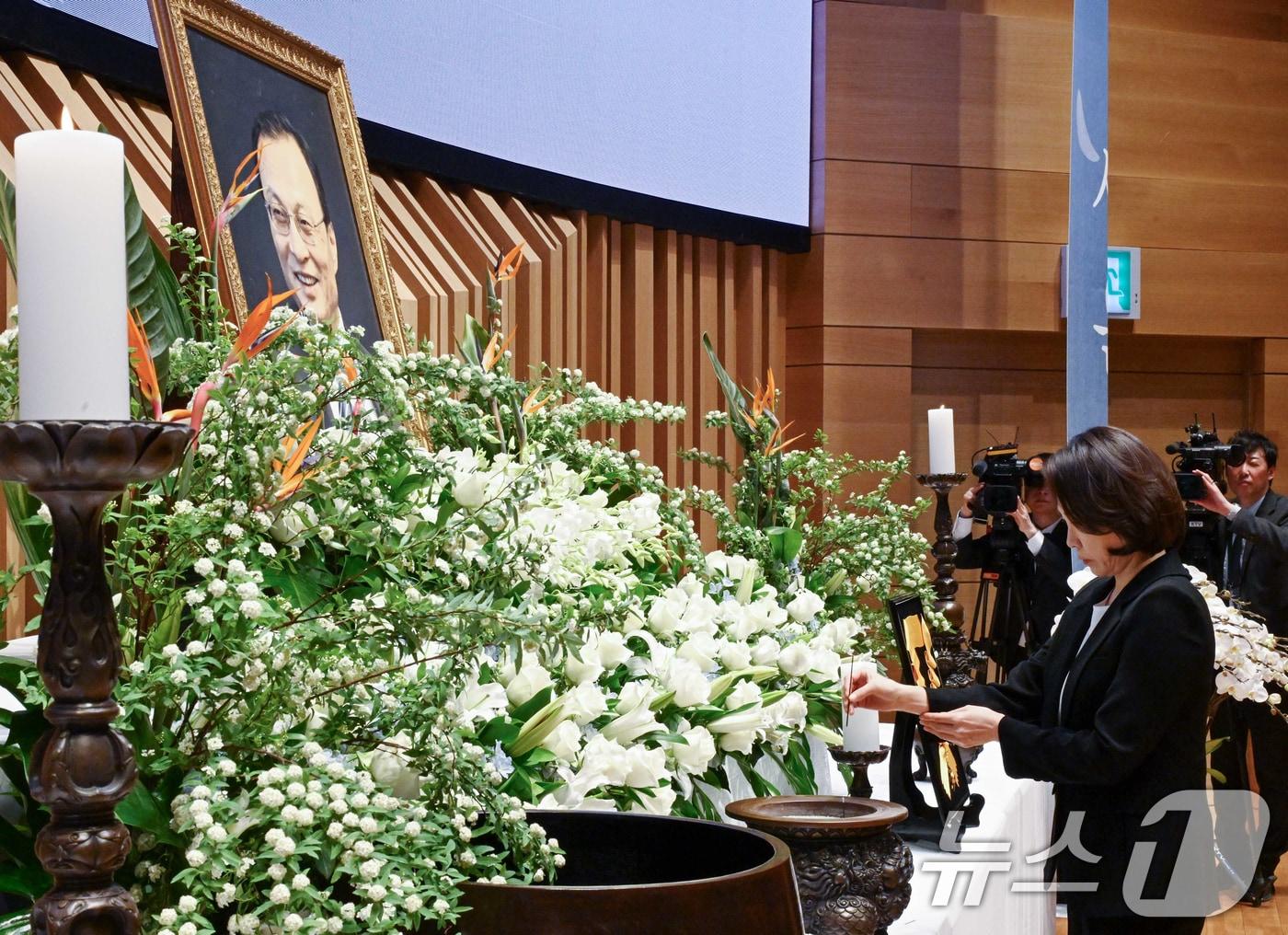 본문 이미지 - 김혜경 여사가 14일 서울 동작구 원불교 소태산기념관 대각전에서 열린 故 이해찬 前 국무총리 49재에서 분향하고 있다. (청와대통신사진기자단) 2026.3.14 ⓒ 뉴스1 허경 기자