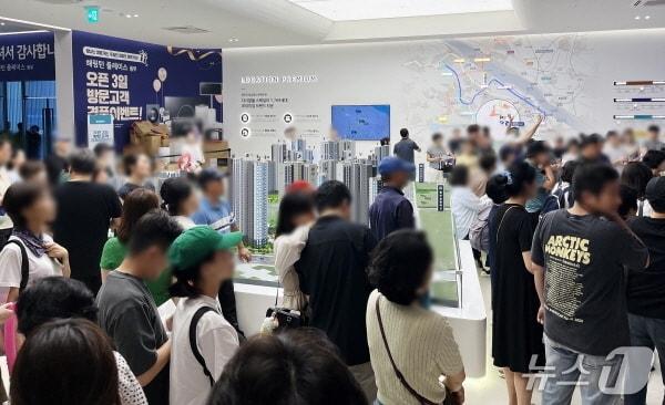 본문 이미지 - '해링턴 플레이스 풍무' 견본주택에 방문객들이 가득 차 있다. (효성중공업 제공.재판매 및 DB금지)