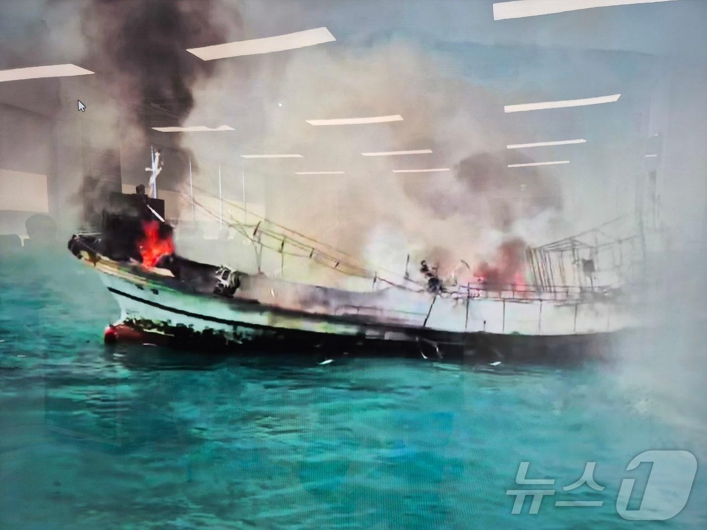 본문 이미지 - 14일 오전 제주시 한경면 차귀도 남서쪽 해상에서 발생한 어선 화재 사고 현장.(제주해양경찰서 제공. 재판매 및 DB 금지) / 뉴스1 