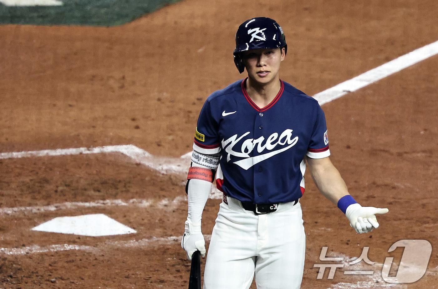 본문 이미지 - 13일 오후(현지시간) 미국 플로리다주 마이애미 론디포파크에서 열린 2026 월드베이스볼클래식(WBC) 8강전 대한민국과 도미니카공화국의 경기. 3회초 대한민국 선두타자 김혜성이 삼진아웃으로 타석에서 물러나고 있다. 2026.3.14 ⓒ 뉴스1 구윤성 기자