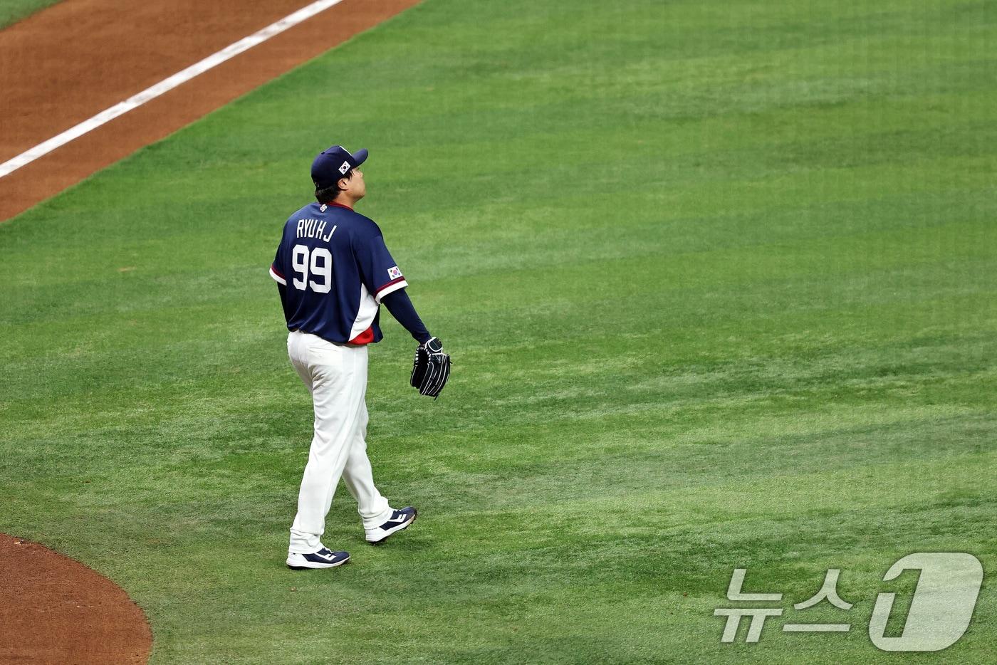 본문 이미지 - 13일 오후(현지시간) 미국 플로리다주 마이애미 론디포파크에서 열린 2026 월드베이스볼클래식(WBC) 8강전 대한민국과 도미니카공화국의 경기. 대한민국 선발투수 류현진이 2회말 1사 1루 도미니카 공화국의 후니오르 카미네로의 안타로 실점을 허용한 뒤 아쉬워하고 있다. 2026.3.14 ⓒ 뉴스1 구윤성 기자