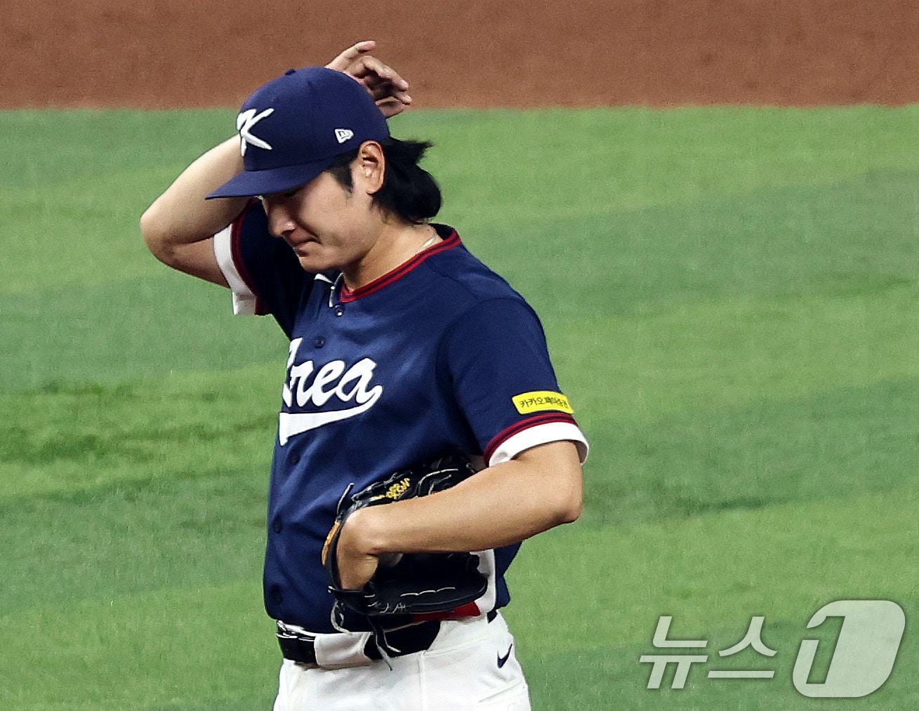 본문 이미지 - 13일 오후(현지시간) 미국 플로리다주 마이애미 론디포파크에서 열린 2026 월드베이스볼클래식(WBC) 8강전 대한민국과 도미니카공화국의 경기, 대한민국 곽빈이 3회말 2사 만루 상황에서 밀어내기 볼넷을 허용 후 아쉬워하고 있다. 2026.3.14 ⓒ 뉴스1 구윤성 기자