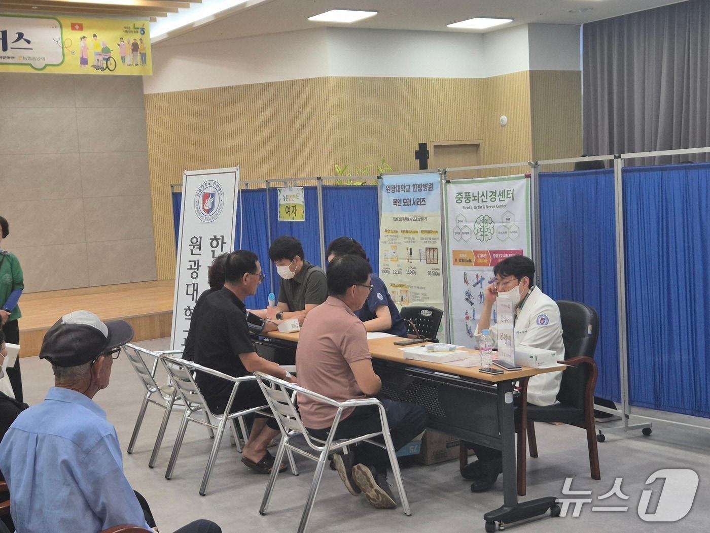 본문 이미지 - 전북도가 올해 '찾아가는 농촌 완진 버스 사업'을 확대한다. 사진은 지난해 진행된 한방진료 프로그램에 농촌 주민들이 참여하는 모습.(전북도 제공. 재판매 및 DB금지)/뉴스1 