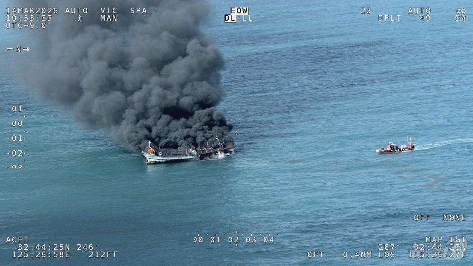 본문 이미지 - 14일 오전 제주시 한경면 차귀도 남서쪽 해상에서 발생한 29톤급 어선 화재 사고로 검은 연기가 치솟고 있다. (제주해양경찰청 제공. 재판매 및 DB 금지) 2026.3.14 ⓒ 뉴스1