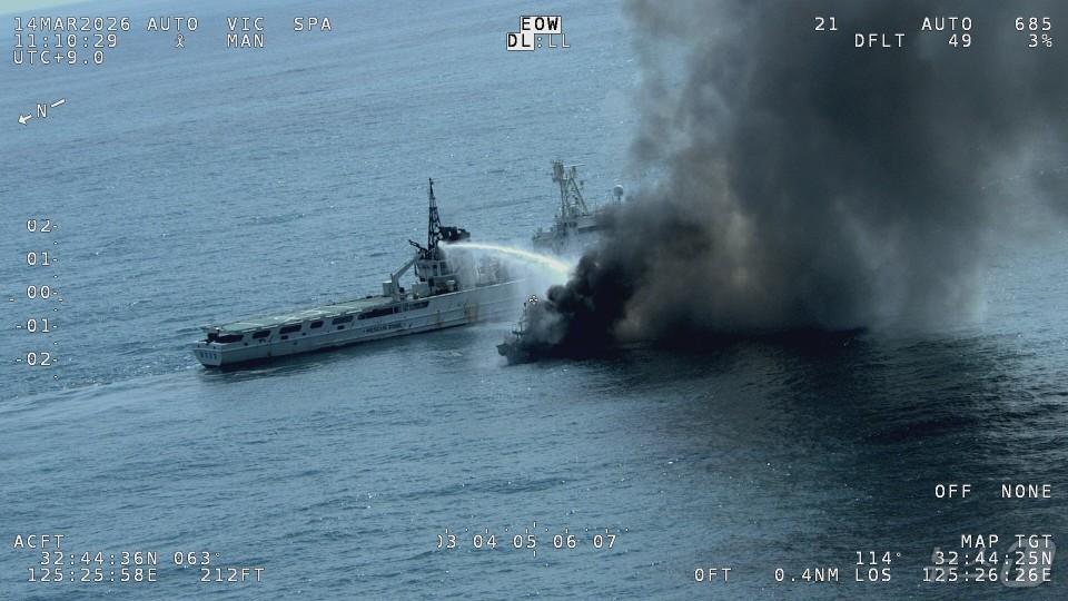 본문 이미지 - 14일 오전 제주시 한경면 차귀도 남서쪽 해상에서 발생한 29톤급 어선 화재 사고로 검은 연기가 치솟고 있다. (제주해양경찰청 제공. 재판매 및 DB 금지) 2026.3.14 ⓒ 뉴스1