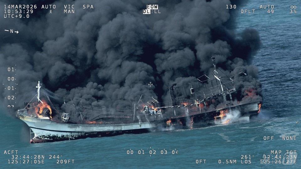 본문 이미지 - 14일 오전 제주시 한경면 차귀도 남서쪽 해상에서 발생한 29톤급 어선 화재 사고 현장.(제주해양경찰청 제공. 재판매 및 DB 금지) 2026.3.14 ⓒ 뉴스1