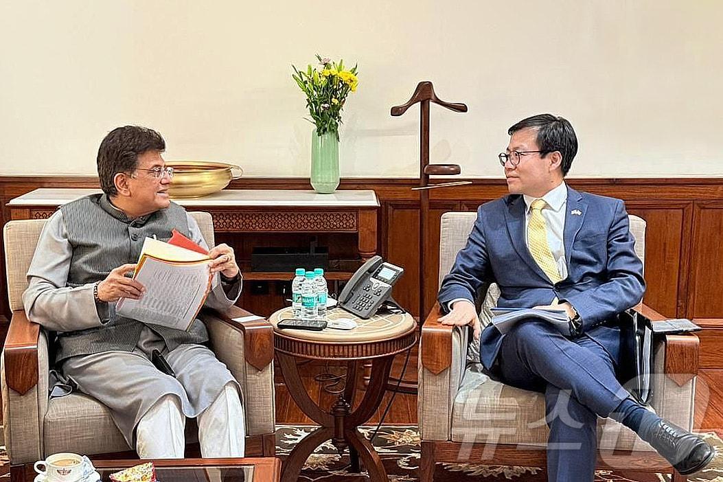 본문 이미지 - 여한구 산업통상부 통상교섭본부장이 인도 델리에서 피유쉬 고얄(Piyush Goyal) 인도 상공부 장관과 한-인도 통상장관 회담을 갖고 있다. (산업통상부 제공. 재판매 및 DB 금지) 2026.3.14 ⓒ 뉴스1