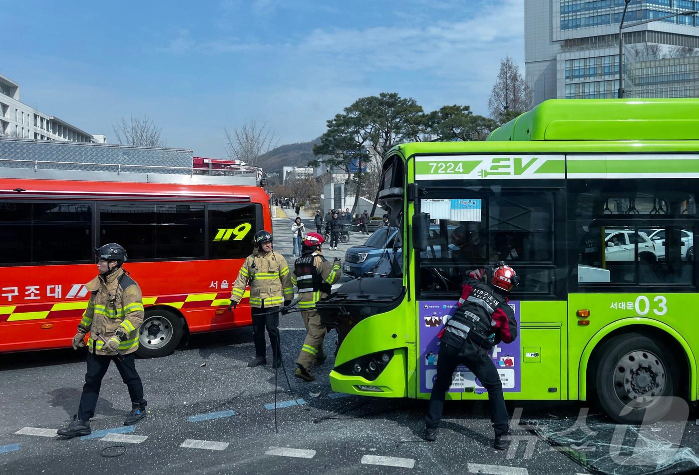 본문 이미지 - 14일 오전 서울시 서대문구 성산로 연세대학교 삼거리에서 발생한 교통사고 현장에 출동한 119구조대가 마을버스에서 운전자를 구조하고 있다. 2026.3.14 ⓒ 뉴스1 홍기삼 기자