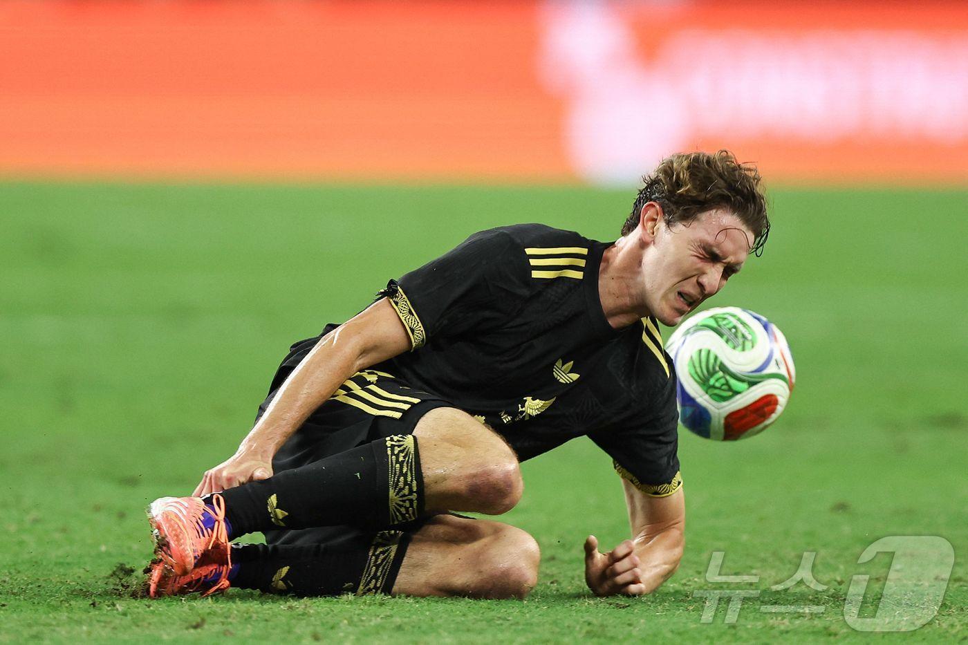 본문 이미지 - 무릎 부상을 당한 멕시코 대표팀의 주전 미드필더 마르셀 루이스. ⓒ AFP=뉴스1