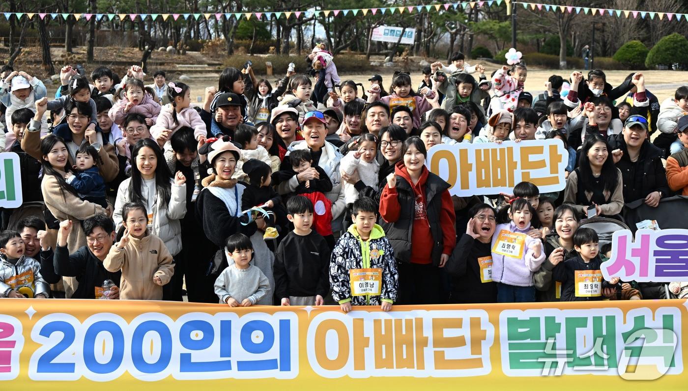 본문 이미지 - 오세훈 서울시장이 14일 '서울 200인의 아빠단' 발대식에서 참가 가족들과 기념 촬영하고 있다.(서울시 제공)