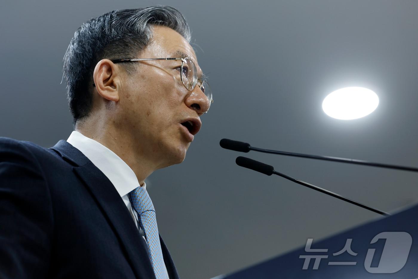 본문 이미지 - 정성호 법무부 장관이  지난달 14일 오후 서울시 종로구 세종대로 정부서울청사에서 스위스의 글로벌 승강기 업체인 쉰들러(Schindler)가 한국을 상대로 제기한 국제투자분쟁(ISDS) 선고 관련 브리핑을 하고 있다.  2026.3.14 ⓒ 뉴스1 박정호 기자