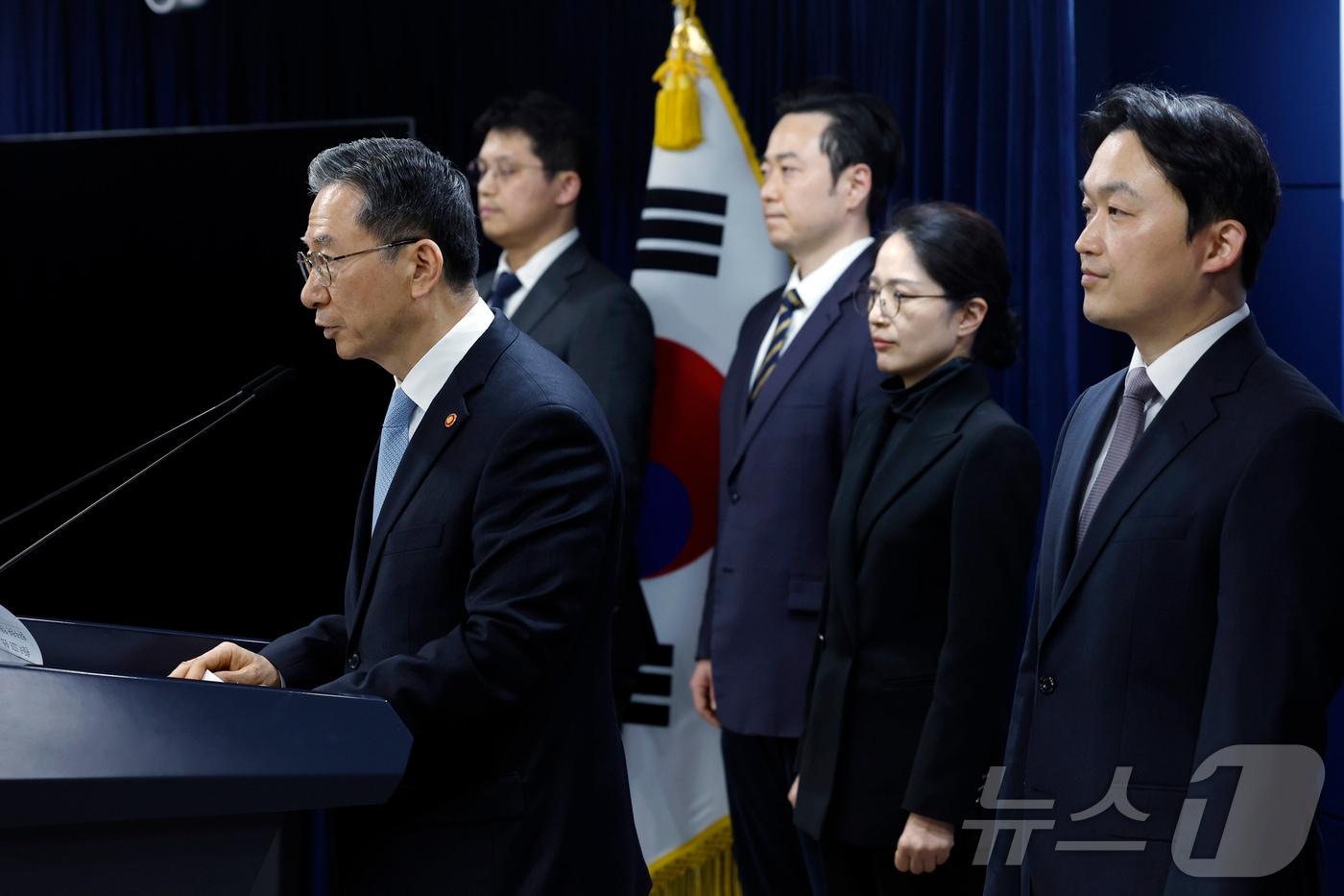 본문 이미지 - 정성호 법무부 장관이 14일 오후 서울시 종로구 세종대로 정부서울청사에서 스위스의 글로벌 승강기 업체인 쉰들러(Schindler)가 한국을 상대로 제기한 국제투자분쟁(ISDS) 선고 관련 브리핑을 하고 있다. 정 장관은 이날 브리핑에서 "오늘 오전 2시 3분 PCA 국제상설중재재판소의 이 사건 중재판정부는 쉰들러의 모든 청구를 기각했다＂고 밝혔다. 2026.3.14 ⓒ 뉴스1 박정호 기자