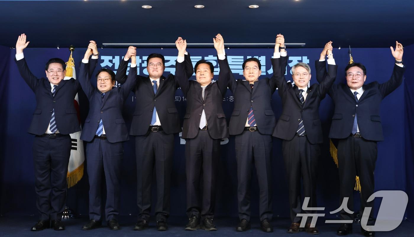 본문 이미지 - 더불어민주당 전남광주통합특별시장 경선 후보인 김영록(왼쪽부터), 강기정, 정준호, 주철현, 신정훈, 민형배, 이병훈 예비후보가 14일 오후 서울 영등포구 더불어민주당 중앙당사에서 열린 전남광주 통합특별시장 예비경선 합동연설회에서 기념 촬영을 하고 있다. 2026.3.14 ⓒ 뉴스1 최지환 기자