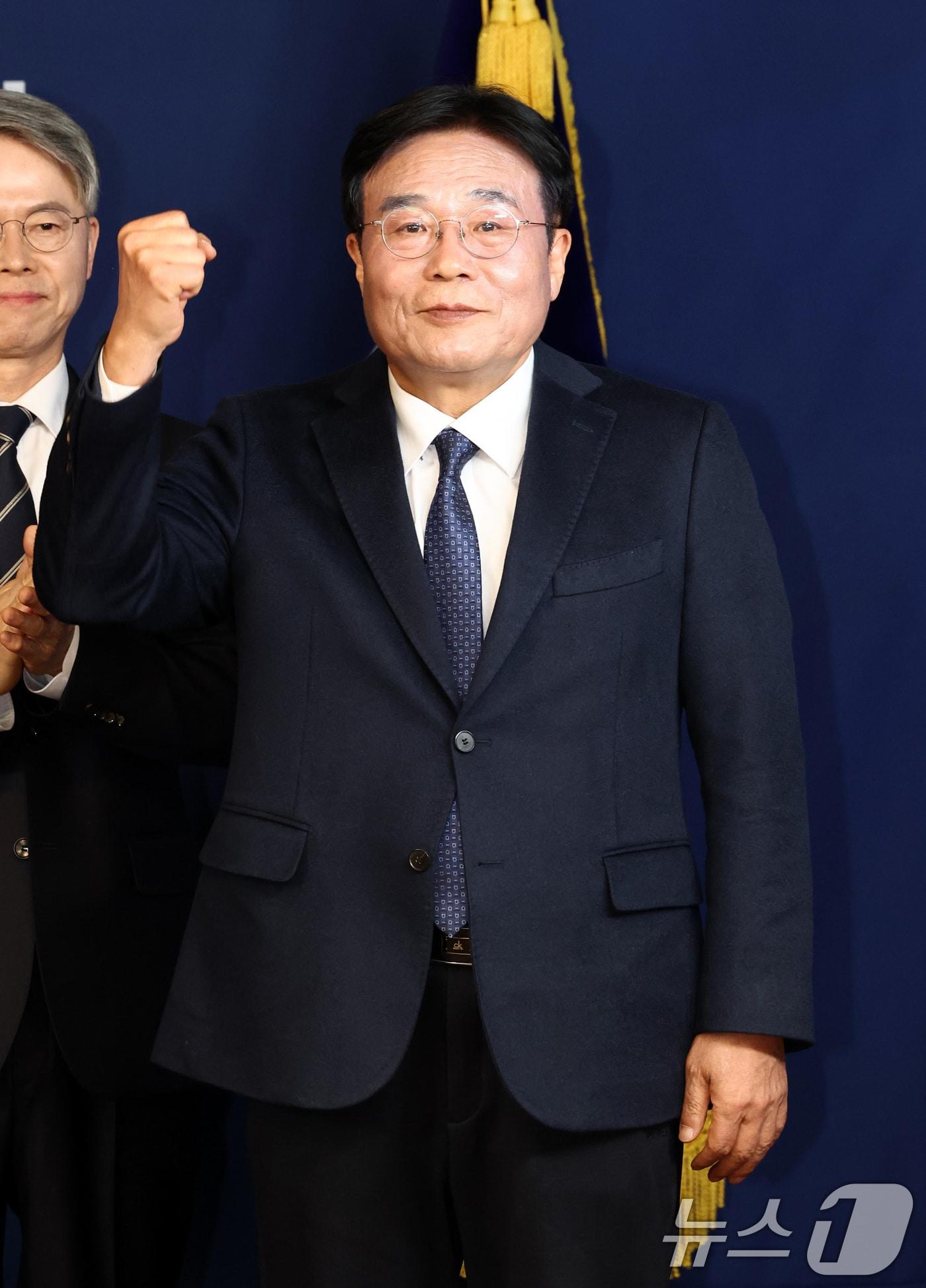 본문 이미지 - 14일 오후 서울 영등포구 더불어민주당 중앙당사에서 열린 전남광주 통합특별시장 예비경선 합동연설회에서 이병훈 후보가 인사하고 있다. 2026.3.14 ⓒ 뉴스1 최지환 기자