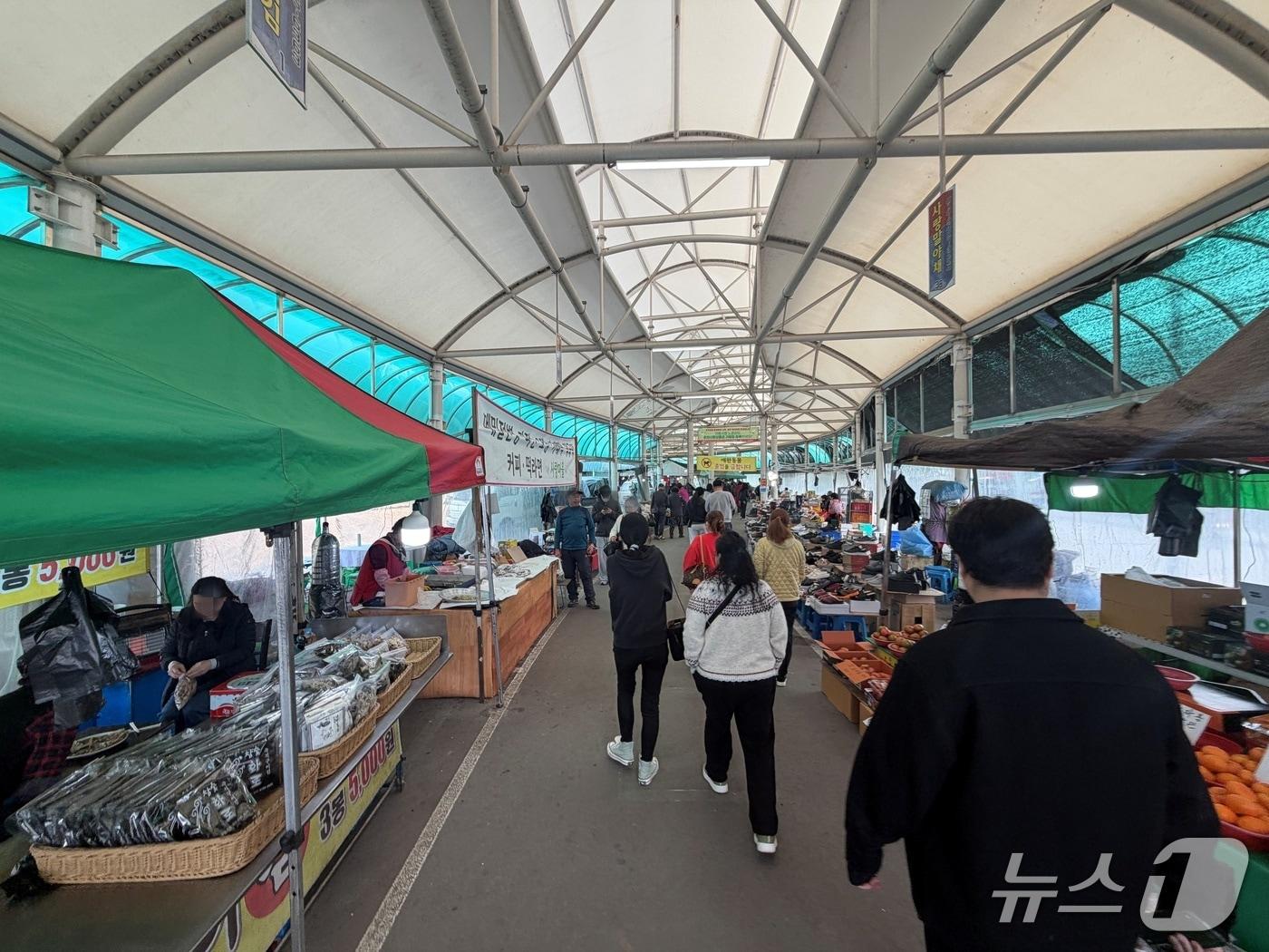 본문 이미지 - 14일 오후 2시쯤 강원 춘천 신북읍 율문리 오일장이 열리는 샘밭장터에 주말을 맞아 찾은 나들이객들이 물건을 사기 위해 발걸음을 옮기고 있다.2026.3.14 한귀섭 기자 