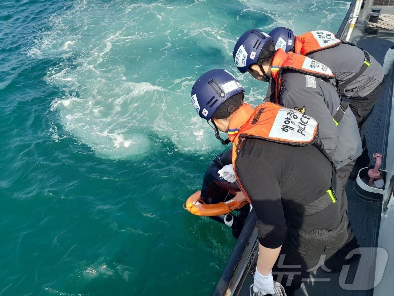 본문 이미지 - 속초해양경찰서 대원들이 14일 낮 1시 30분경 양양군 물치항 해상에서 외해로 떠밀려 표류하던 서핑객 A씨를 구조하고 있다. (속초해양경찰서 제공. 재판매 및 DB 금지) 2026.3.14 / 뉴스1