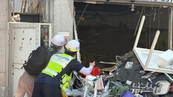 본문 이미지 - 지난해 8월1일 오전 경남 창원시 마산회원구 양덕동 2층짜리 상가주택 붕괴 현장에서 국토안전관리원 관계자가 현장을 점검하고 있다. 2025.8.1/뉴스1 ⓒ News1 강정태 기자