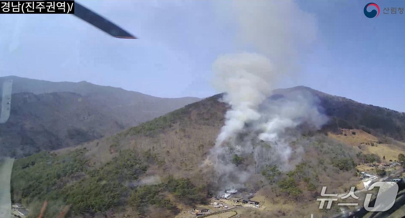 본문 이미지 - 14일 오후 경남 산청군 한 야산에서 불이 나 연기가 피어오르고 있다.(산림청 제공. 재판매 및 DB 금지)