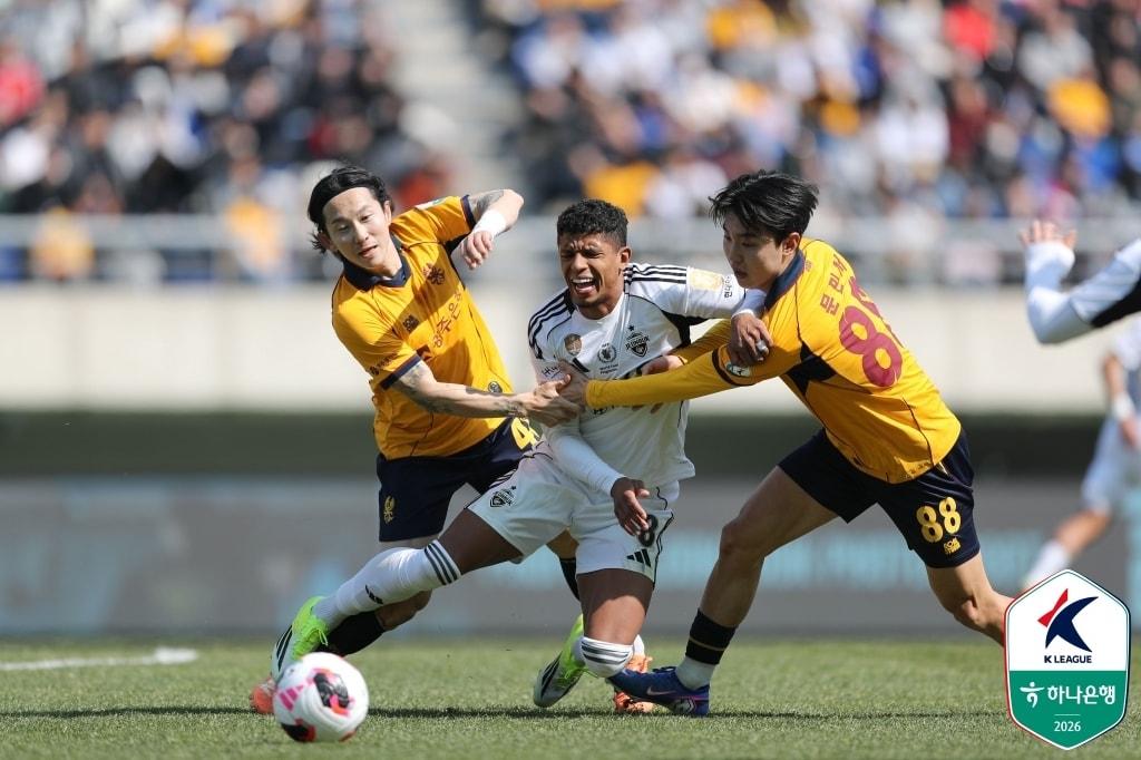 본문 이미지 - 전북 현대 오베르단이 14일 광주월드컵경기장에서 열린 광주FC와 원정 경기에서 신창무, 문민서와 공 경합을 펼치고 있다. (한국프로축구연맹 제공)